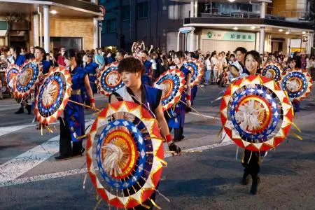 鈴の音響く、鳥取で一斉傘踊り 山陰の夏彩る「しゃんしゃん祭