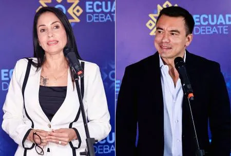 エクアドル大統領選決選投票に臨むゴンサレス元国会議員（左）とノボア大統領=3月23日、首都キト（ロイター=共同）