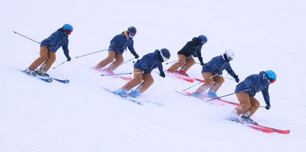 体の傾きや動作をそろえて滑る北大基礎スキー部の男子チーム=2月21日午後、長沼町（畠中直樹撮影）