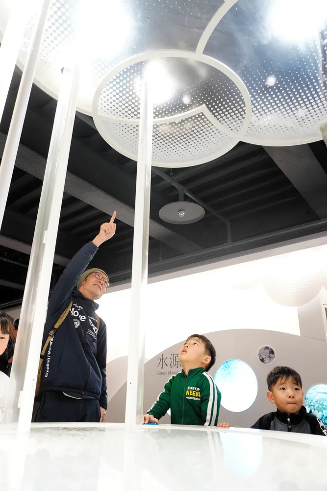 今季の営業が始まった札幌市水道記念館で、水の循環を学ぶ「ボールコースター」に見入る来場者たち