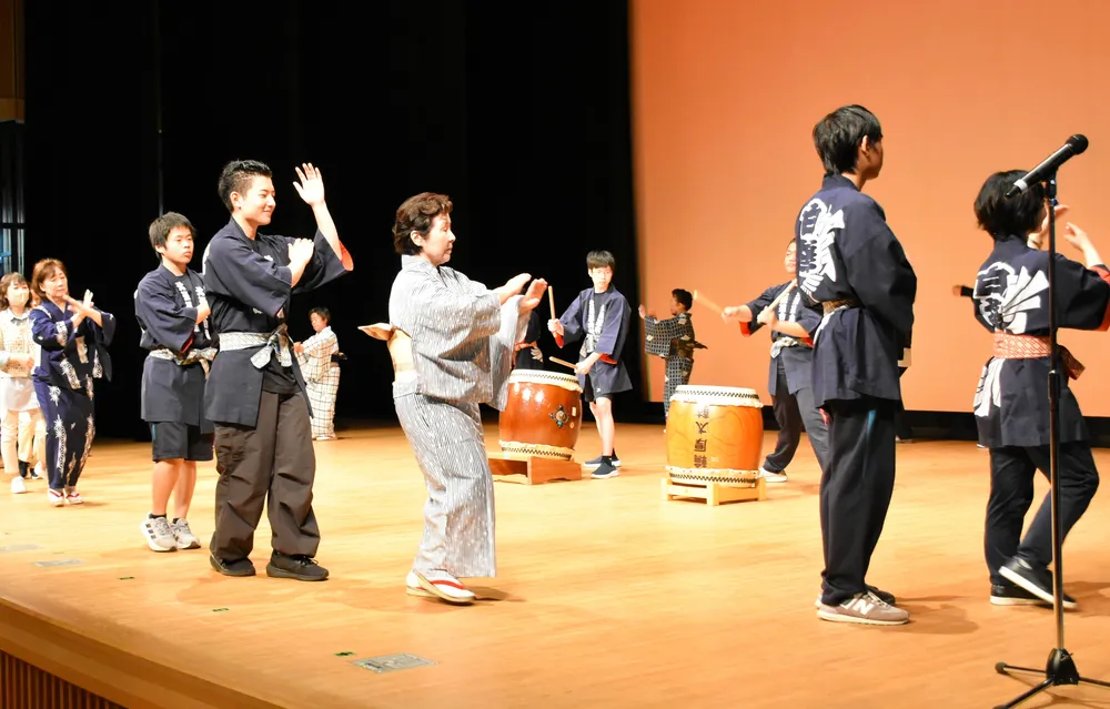 白樺高等養護学校の生徒たちと「ひろしま音頭」を披露する「踊る会」のメンバーら