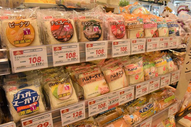 簡便さで人気、袋入りサンドイッチ 味で種類で3社競い合い＜北の食