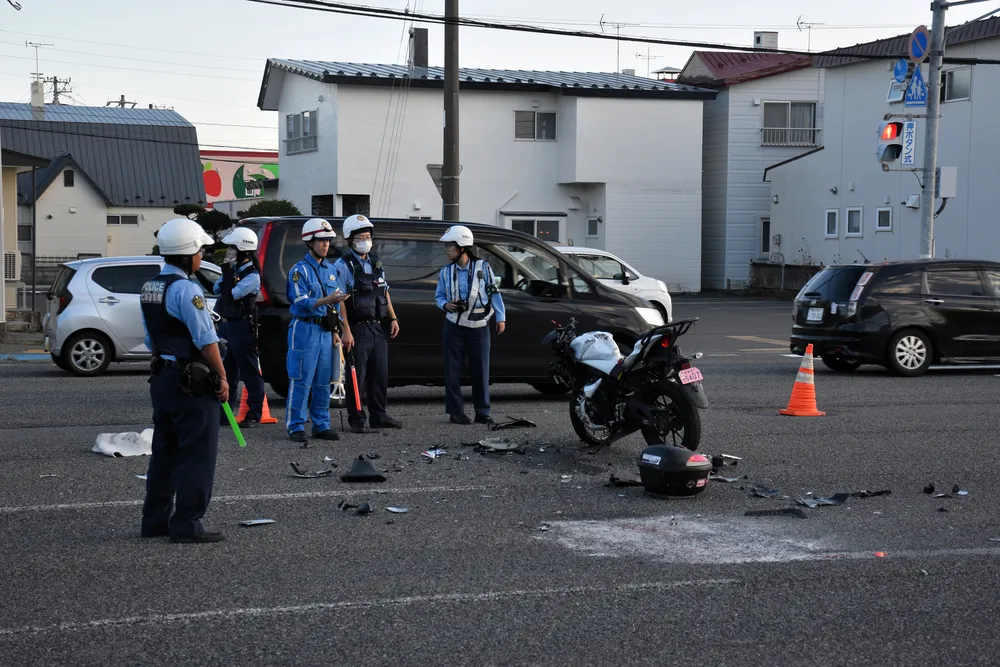 乗用車と衝突　バイクの男性死亡　苫小牧の道道