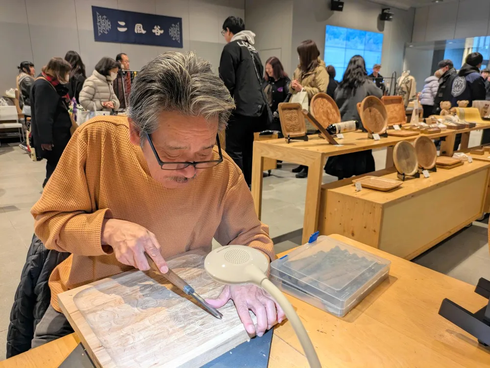 札幌「チカホ」でアイヌ工芸品イベント 平取・二風谷の伝統技術を実演