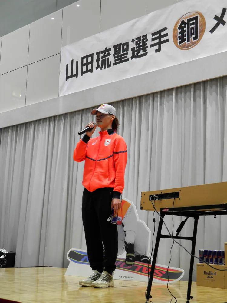 スノボードハーフパイプの山田琉聖選手が 応援に感謝～　五輪祝勝会で銅メダル披露