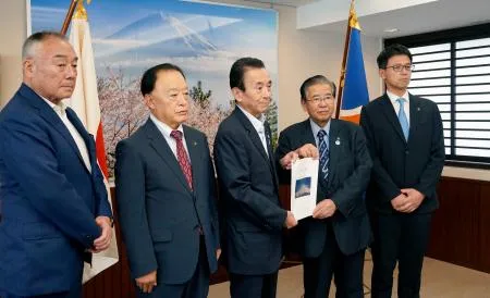 富士山閉山期のヘリ救助有料検討 無謀登山抑制へ静岡県WG初会合