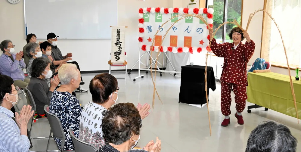 姉夫婦に笑い届けたい 新ひだかの植村さん、歌志内で高齢者向け公演