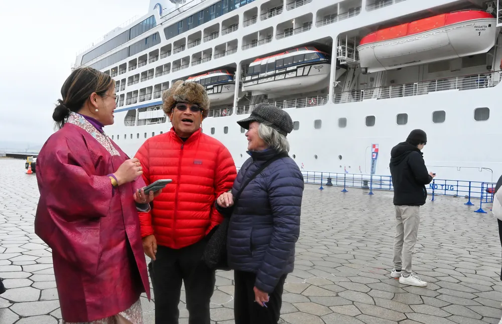 クルーズ船、室蘭へようこそ 26年初寄港 市民ら歓迎 米国や欧州の乗客中心