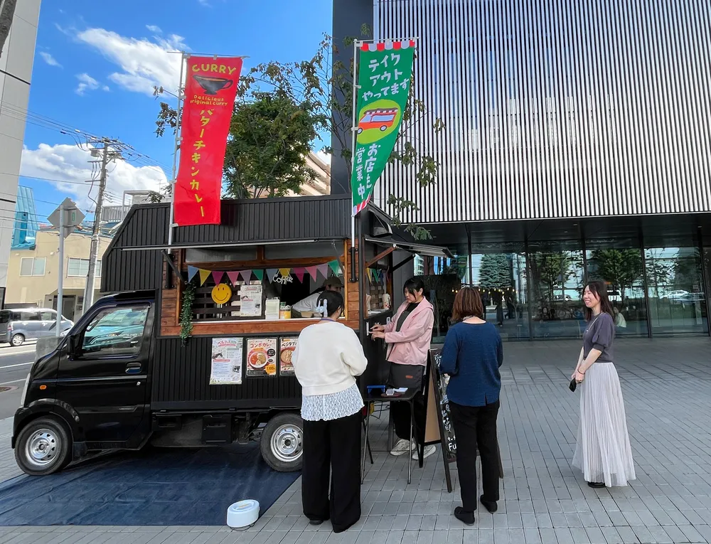 札幌・北海道新聞本社前にキッチンカー　人気中華料理店やカレー店が出店