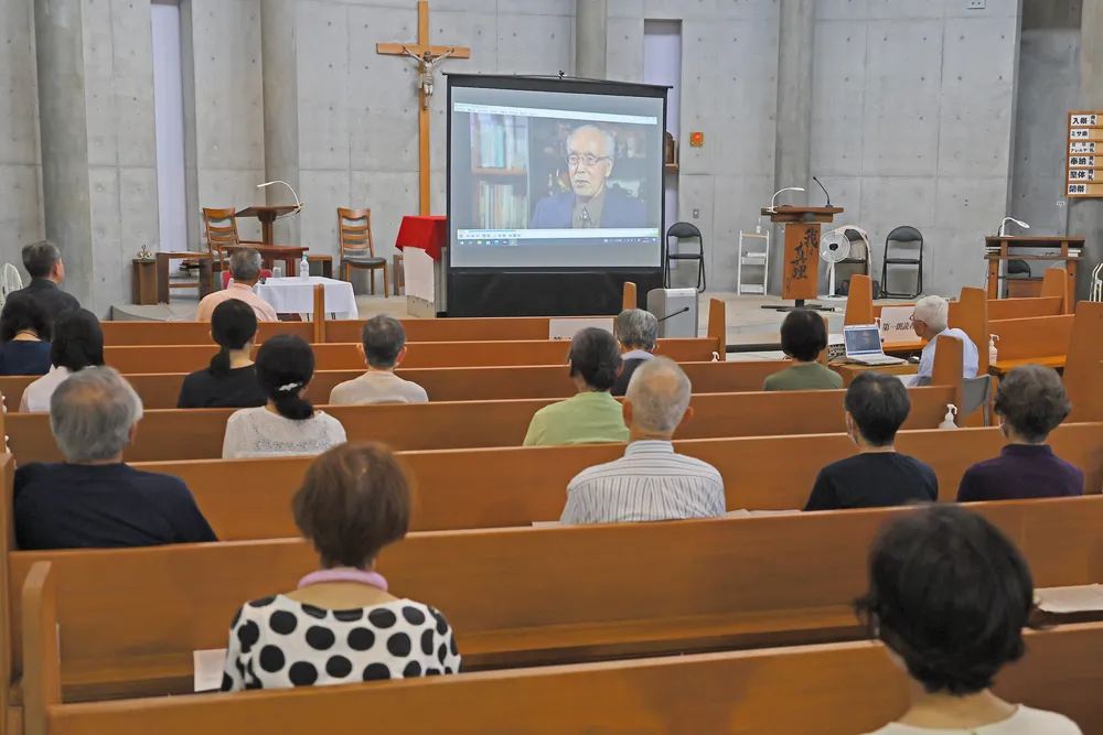 桶田岩男さんの証言を収録したDVDが上映された平和祈禱集会=11日（金田淳撮影）