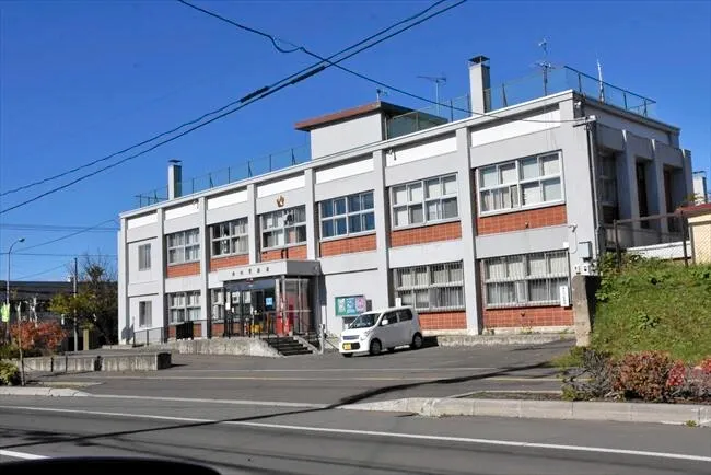 乗用車と正面衝突、軽ワゴン車の男性死亡　岩内の国道