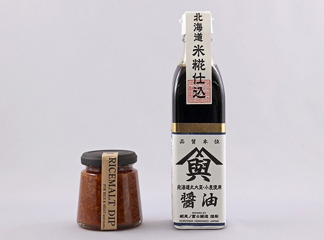 蝦夷ノ富士醸造が販売する「しょうゆ」（右）と「しょうゆこうじ」