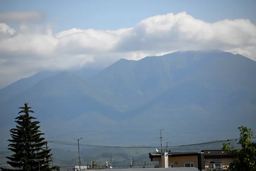 十勝岳、噴火警戒レベル3に引き上げ　火口3キロ範囲立ち入り規制　道内初適用