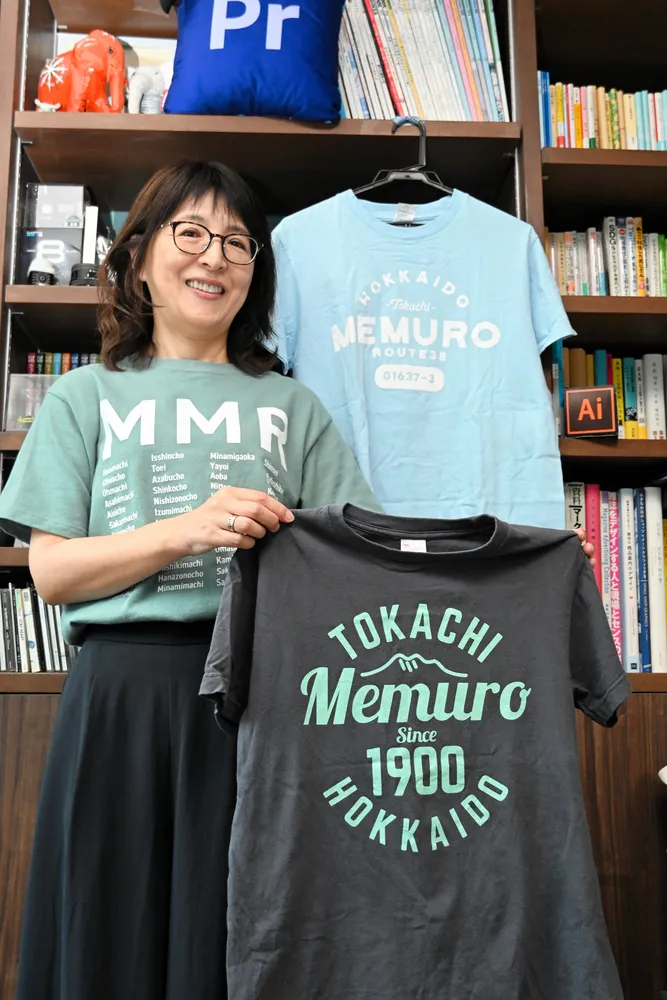 メ*ー様 ローカル Tシャツ + ポスター 2枚セット 勝手に芽室応援」Tシャツが話題 開町年、行政区画コード…印字ユニーク