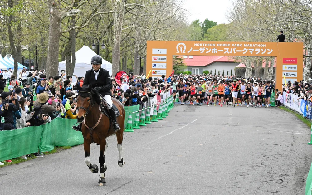 馬に続け 牧場駆けた3500人 苫小牧・ノーザンホースパークマラソン