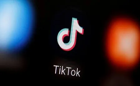 スマートフォン画面に表示されたTikTok（ティックトック）のロゴ=2020年1月（ロイター=共同）