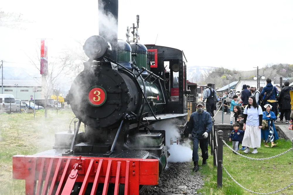 B!] 車窓からサクラ、SL満喫 「アイアンホース号」小樽で体験乗車