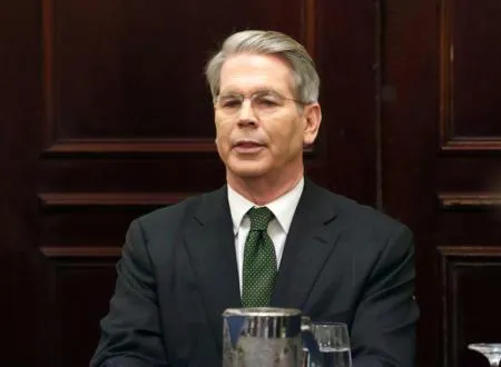 共同通信などの取材に応じるベセント米財務長官=23日、ワシントン（共同）