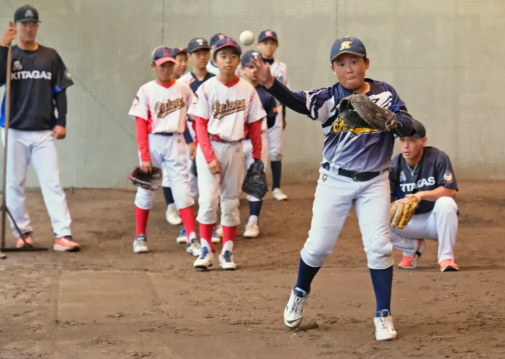 北ガス硬式野球部が北見で少年野球教室　小学生38人が投球・守備の基礎学ぶ