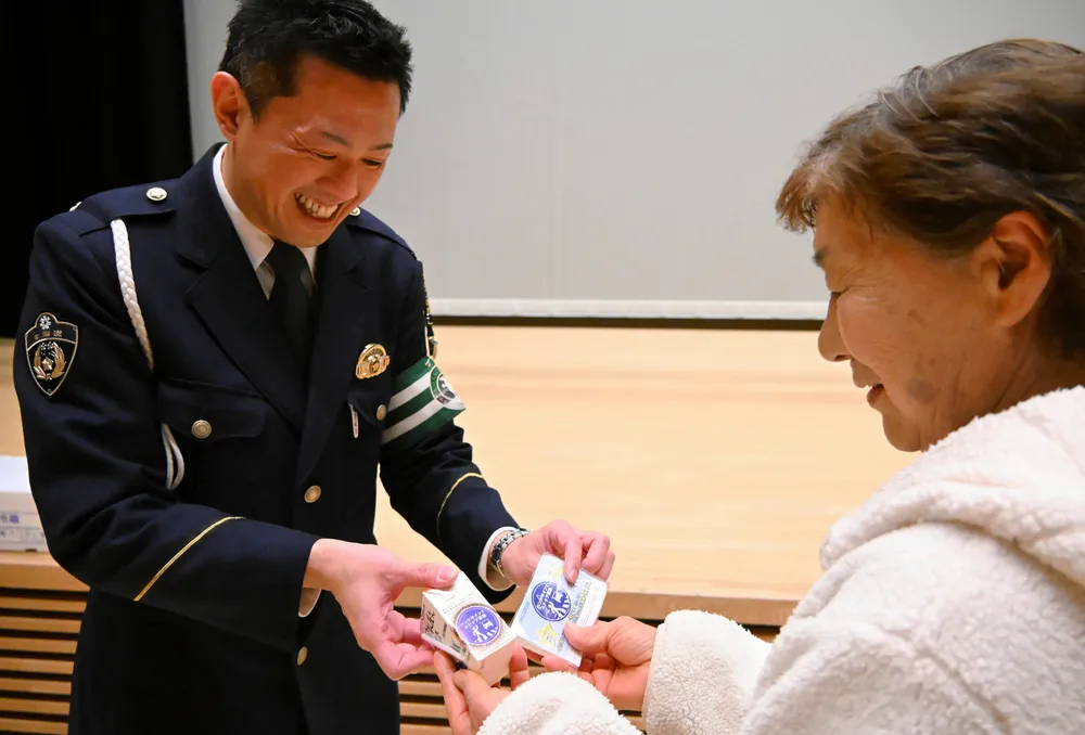 ハンドサイン実践 牛乳配って呼びかけ 別海で中標津署など：北海道新聞