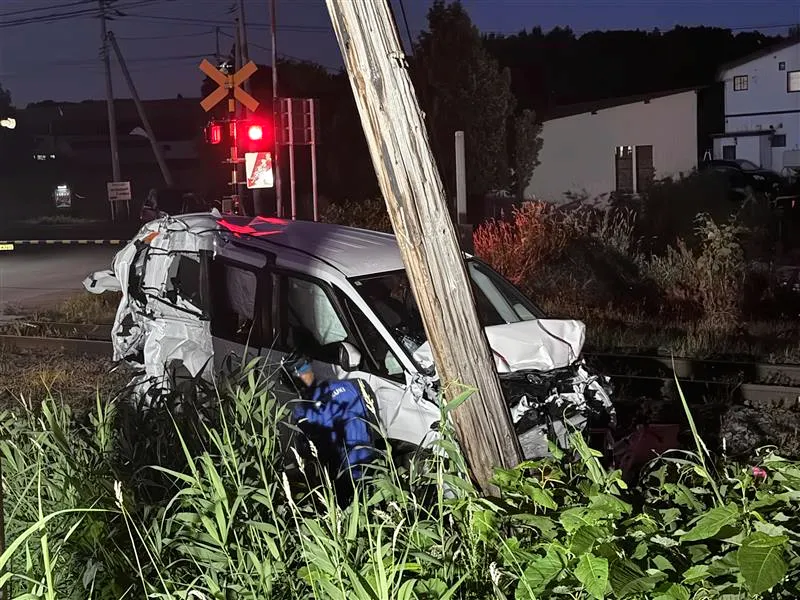 普通列車と衝突、ワゴン車の外国籍5人搬送　命に別条なし　上富良野の踏切