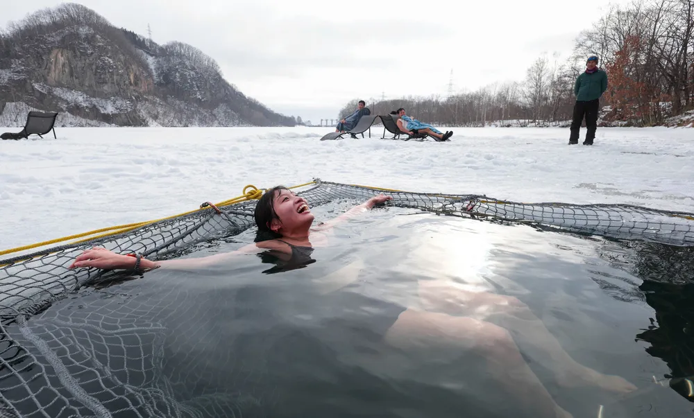 凍った湖で極上ととのい体験　フィンランド式アバント　新得で営業開始　水温0度「体が締まる」