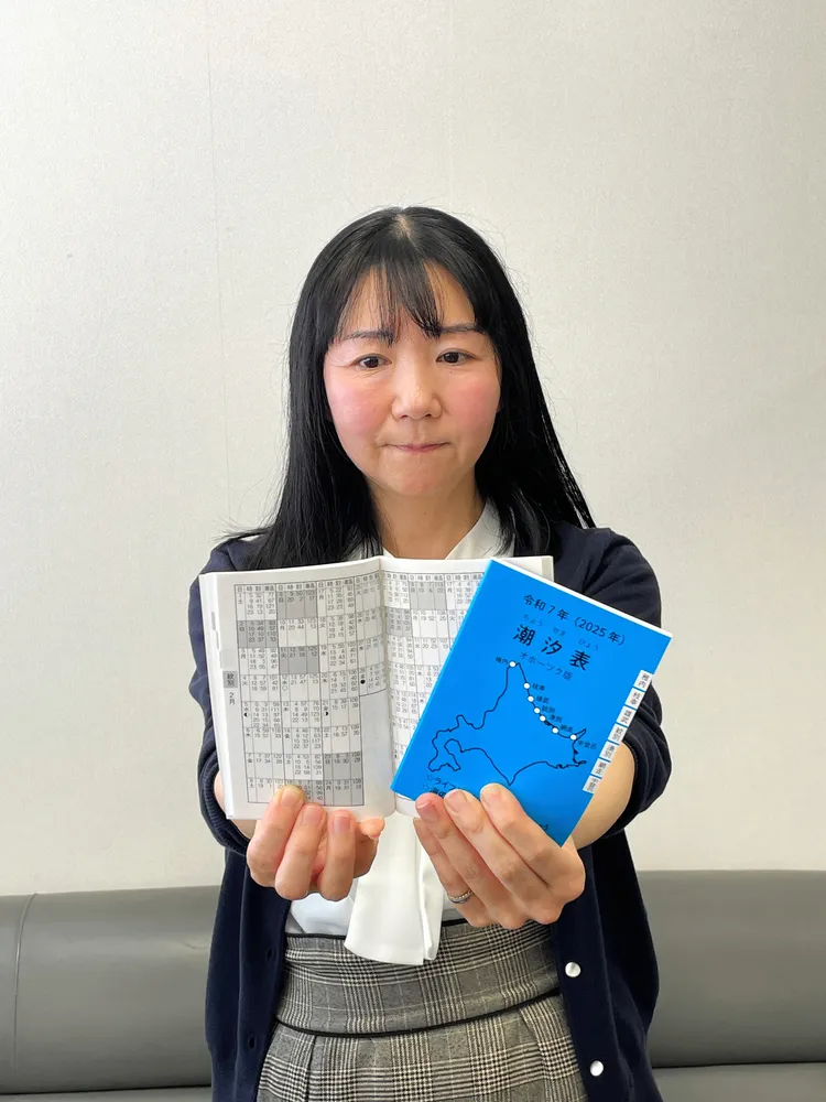 7港の満干潮時刻を一目で 紋別・網走海保 今年の潮汐表配布：北海道