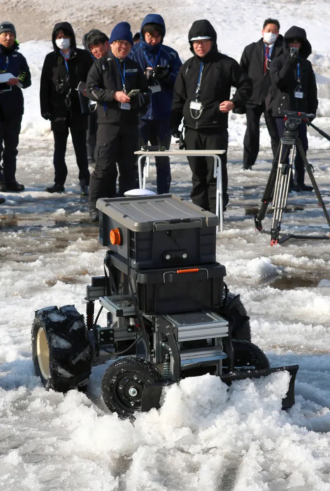 小型無人機が駐機場除雪 新千歳空港で実証実験 ドローン業者など