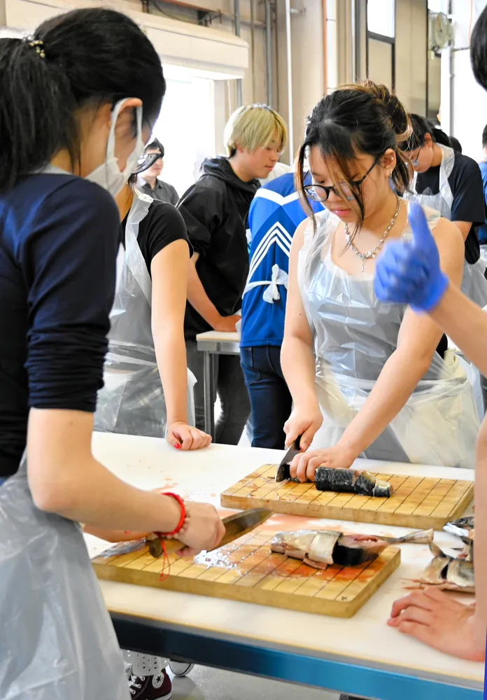 シンガポール国立大生、函館で水産加工学ぶ 北大水産学部が特別講座：北海道新聞デジタル