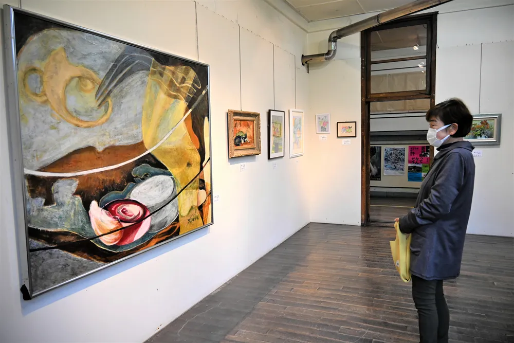 100号の油絵など多彩な作品が並ぶ「アトリエ野の花」の作品展