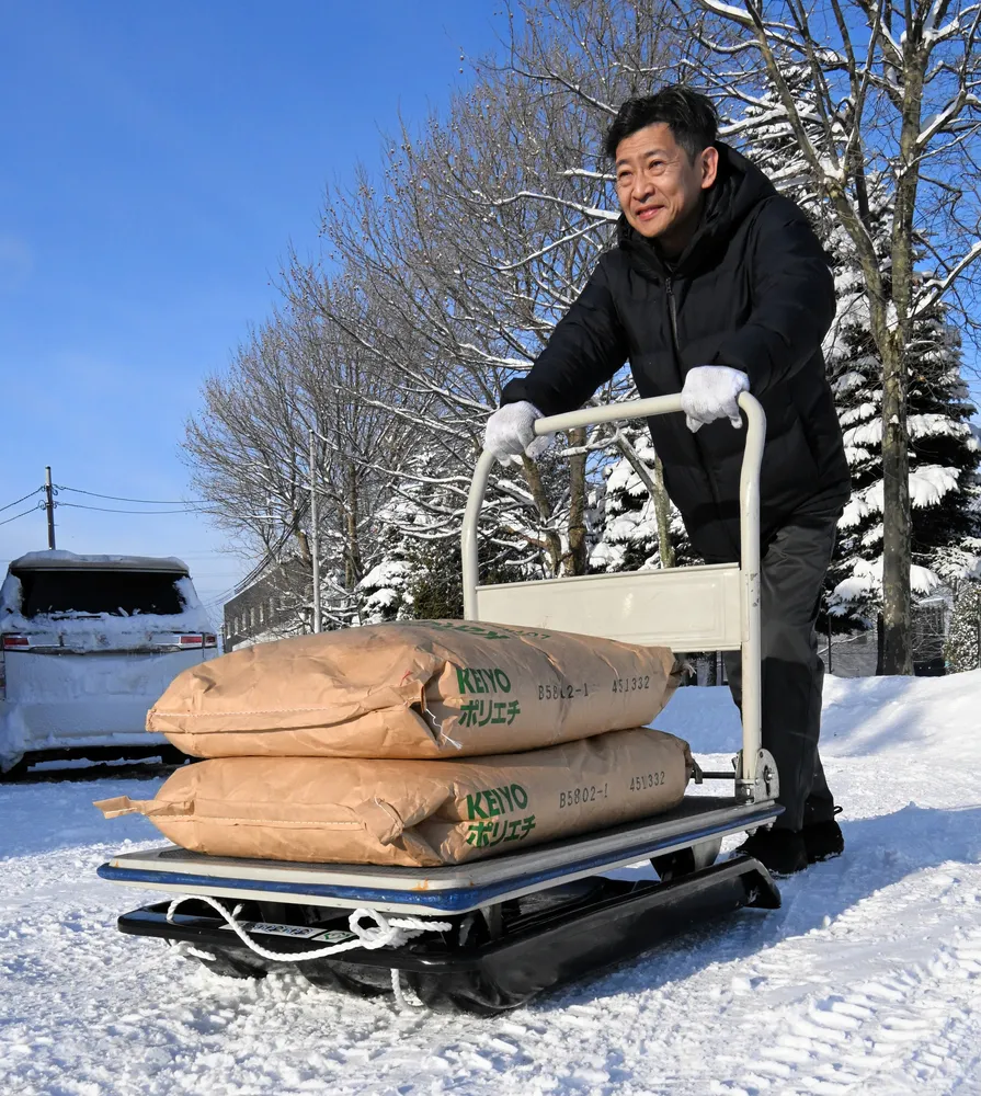 テント、ソリ、台車 手押し台車、雪上もスムーズ 安価な「のせて押すソリ」好評 北海化成が
