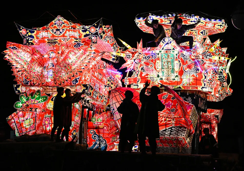 沼田の夏盛況「夜高あんどん祭り」 担ぎ手と観客一体：北海道新聞デジタル