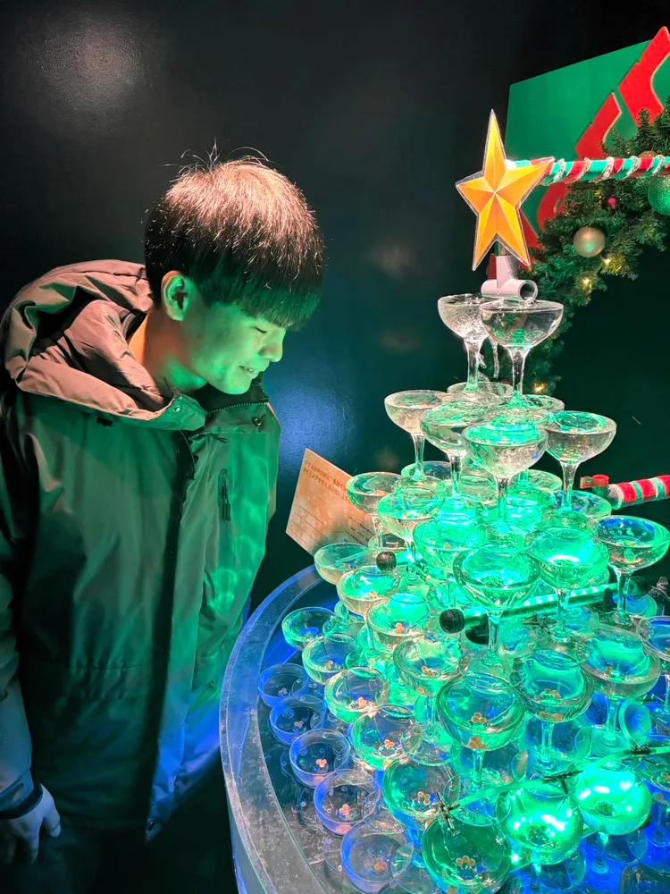 グラスのツリー、中にはサケ「発眼卵」　千歳水族館で展示