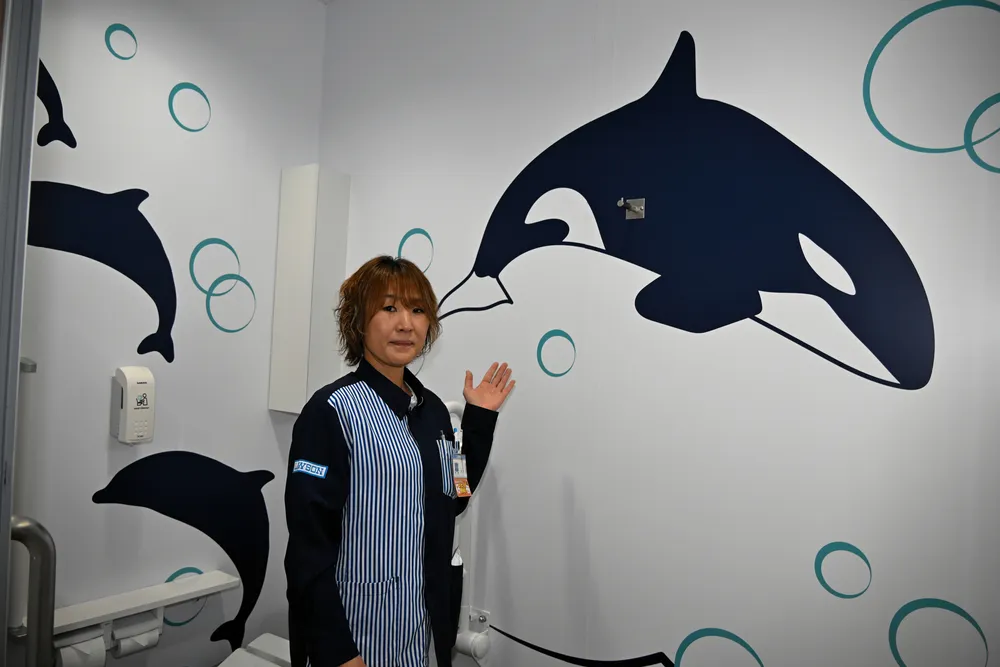 トイレにアート、きれいに使って　芦別のローソン壁面に海洋生物