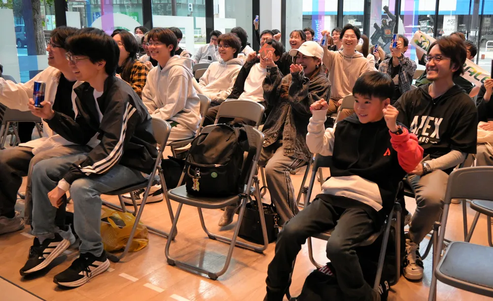 eスポーツ世界大会に熱狂するファンたちの姿