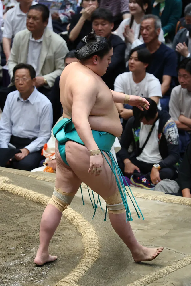 一山本、王鵬に屈し負け越し 得意の突き押し封じられる 大相撲夏場所13