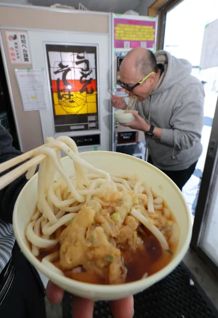 心ほっこり 冬の食卓＞⑥愛されるうどん・そば自販機：北海道新聞デジタル