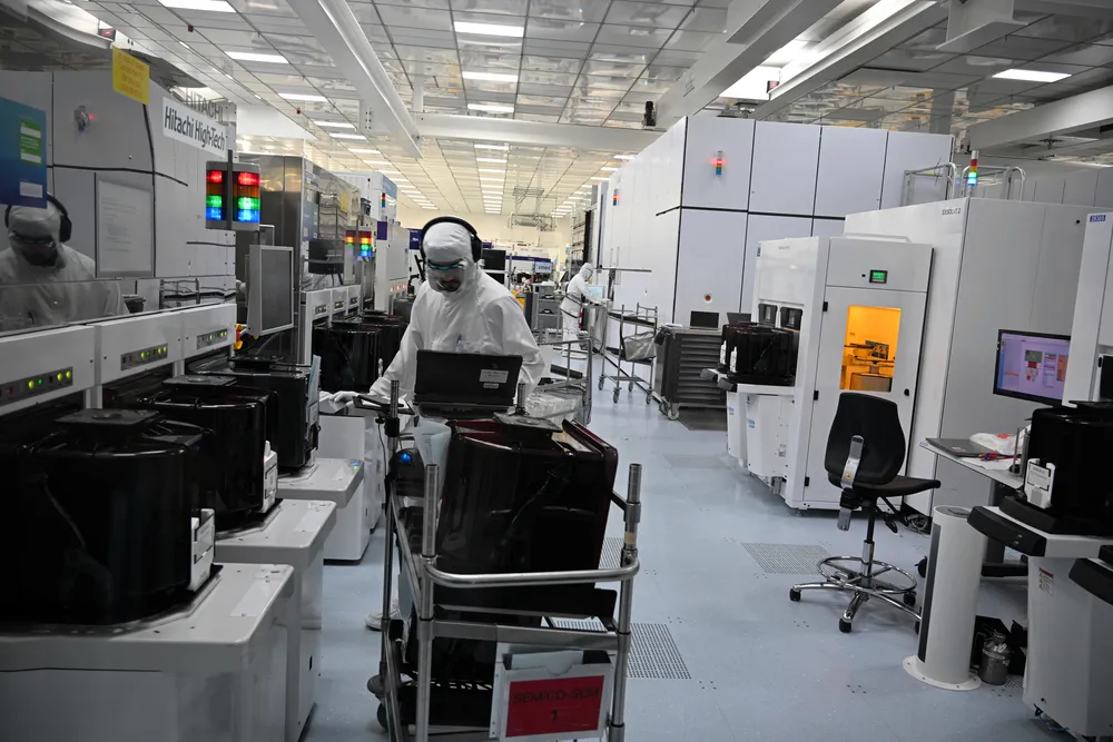 ベルギーの世界的な半導体研究開発機関アイメックのクリーンルーム。最先端の設備が並ぶ