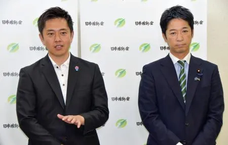 「副首都」構想の実現に向けたプロジェクトチームの初会合を終え、取材に応じる日本維新の会の吉村代表（左）と藤田共同代表=6日午後、大阪市中央区