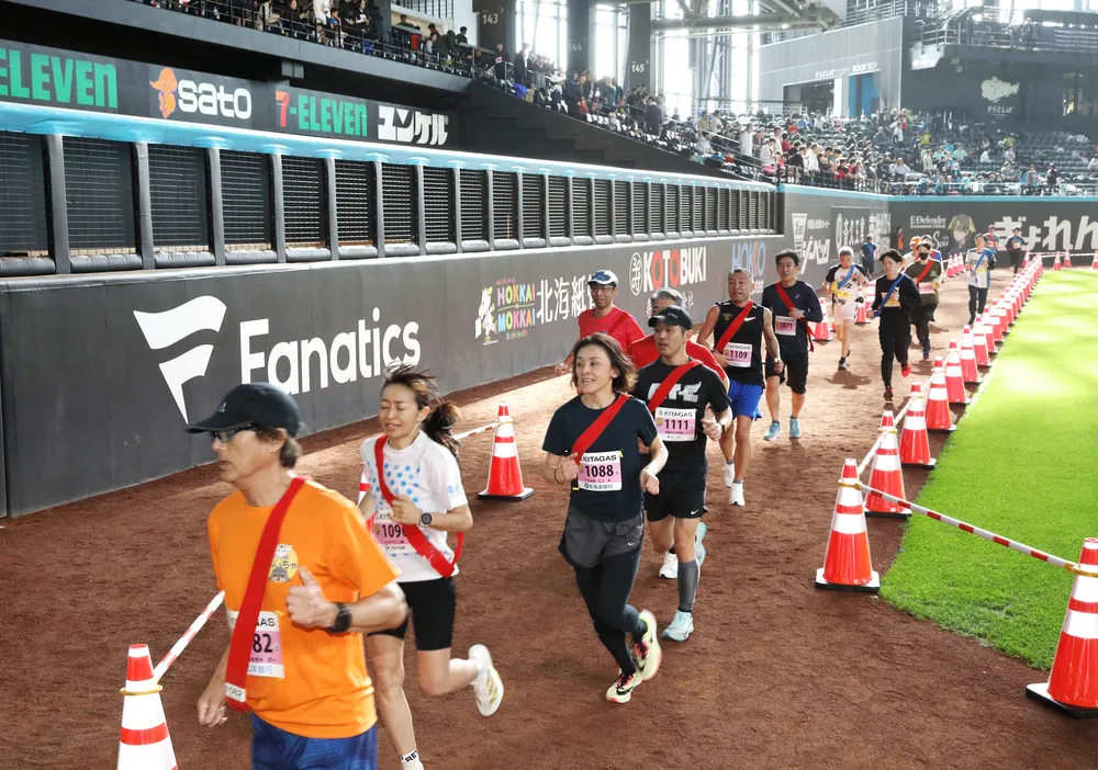 広大なエスコンを全力疾走！　「DOSHIN　PLAY　PARK」初開催