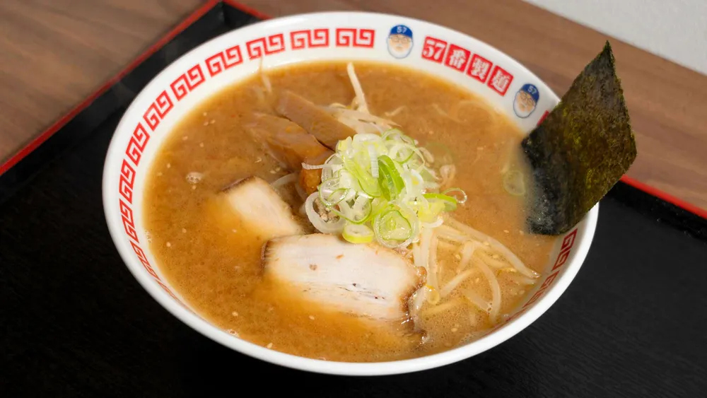 市場の仲卸が手がける自家製麺とうな重を＊「57番製麺」「鰻（うなぎ）五十七番」　＜10区推しグルメ＞