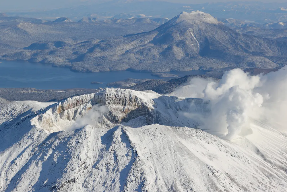 雌阿寒岳の噴火警戒レベル引き上げから3カ月 火口から8キロ・阿寒湖