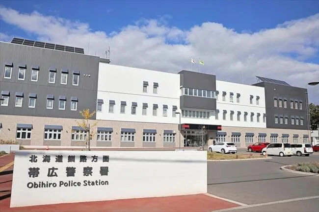 帯広署の男性巡査長、女性はねる　捜査車両で買い物途中　両手首骨折疑い