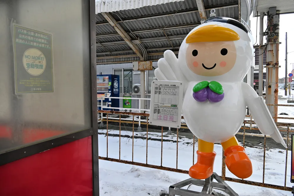 “等身大”とまチョップ型バス停　JR苫小牧駅南口に登場