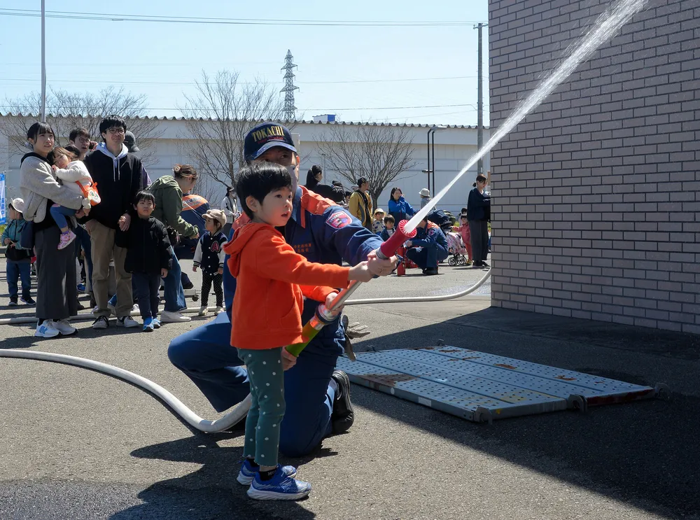 放水・消火器体験に長い行列 音更消防団すずらん分団がイベントのサムネイル