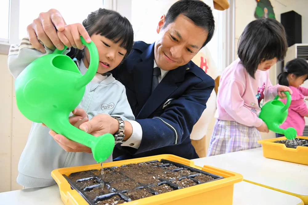 興部の幼稚園児がヒマワリの種植え 「ひまわりの絆プロジェクト」で