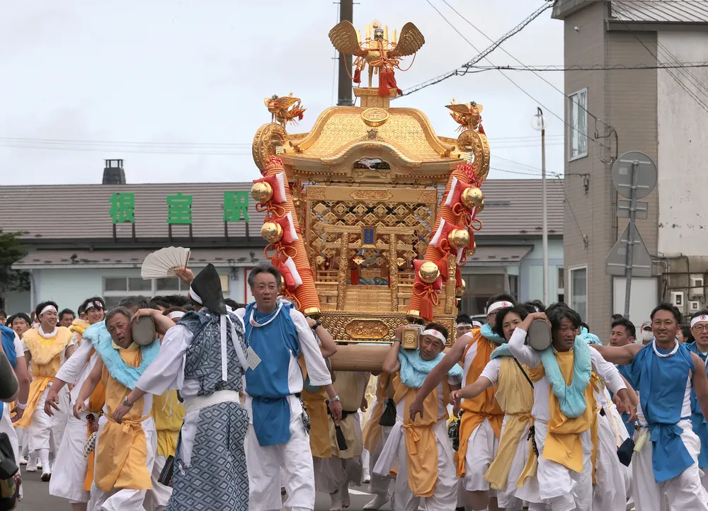 金刀比羅神社例大祭、7年ぶりに根室駅前のみこし往復復活：北海道新聞