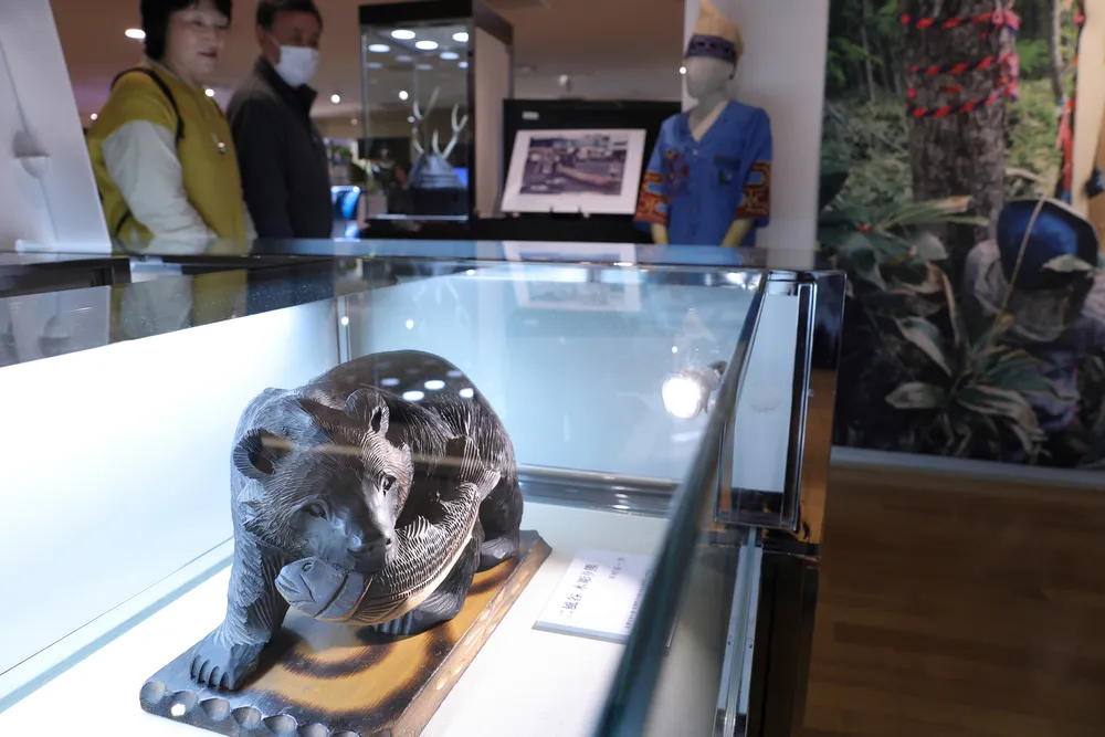 木彫り熊・マキリ・樹皮衣…アイヌ工芸品を展示販売 阪急うめだ本店で20