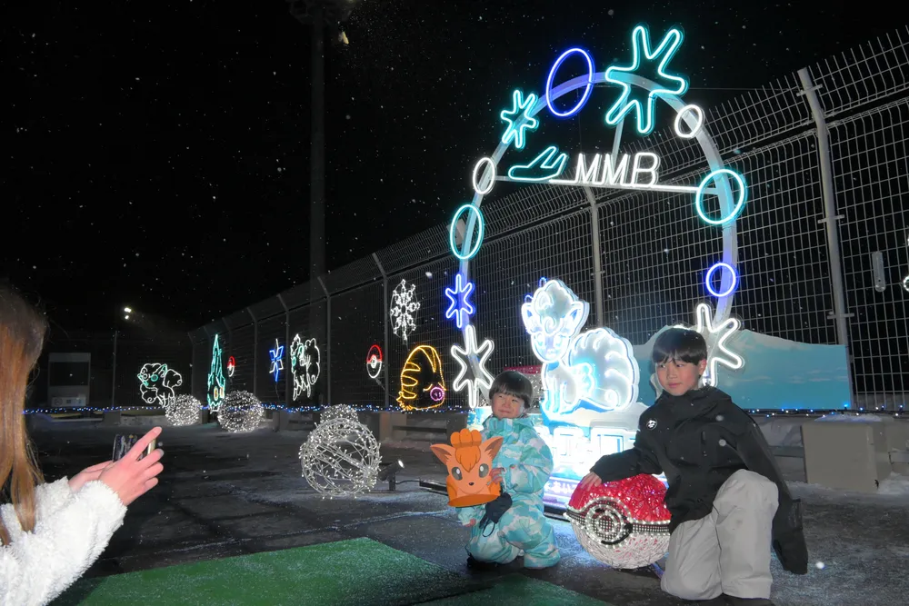 空の旅、ポケモンお出迎え　女満別空港でイルミ点灯