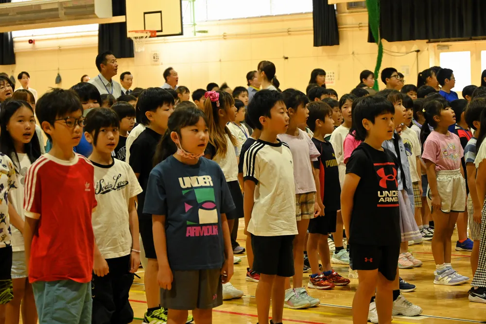 2学期の始業式で校歌を歌う青葉小の児童
